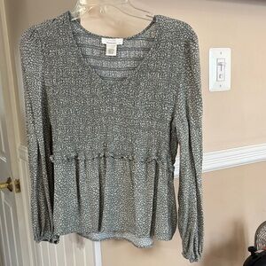 URBAN Romantics Gray Patterned Blouse in top condition. No stains or wear. Cute.